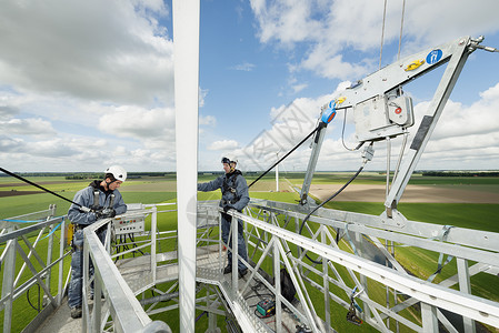 维修风力涡轮机叶片的工程师图片