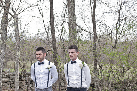 两位男婚礼嘉宾手背受站着图片