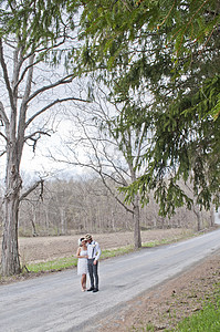 乡村道路上的新娘和郎图片