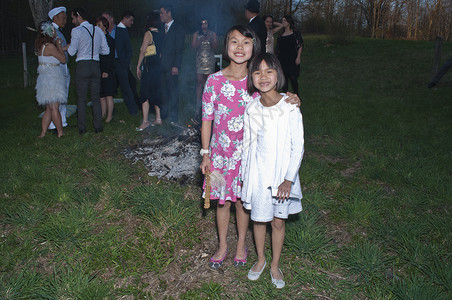 婚礼上两个年轻姐妹站在田野里微笑背景图片