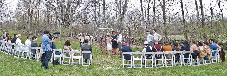 新娘新郎进行仪式时的现场全景图图片