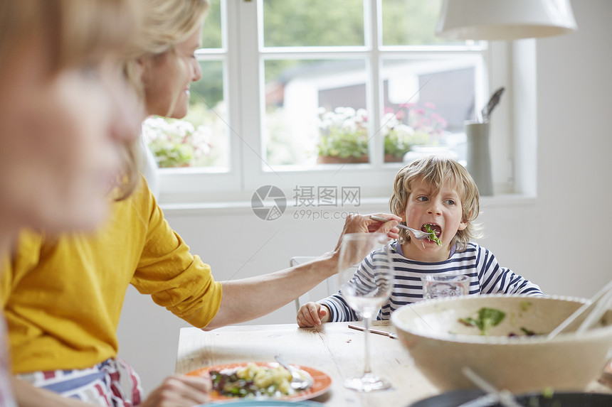 饭桌上的喂母子图片