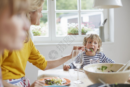吃饱饭男孩饭桌上的喂母子背景