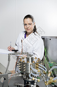 在一家高科技创办公司研究混合化学品创新技术的女科学家肖像图片