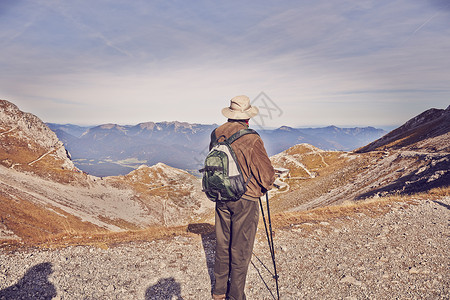 德国巴伐利亚州卡文德尔密特瓦尔德高级男徒步旅行者看风景图片