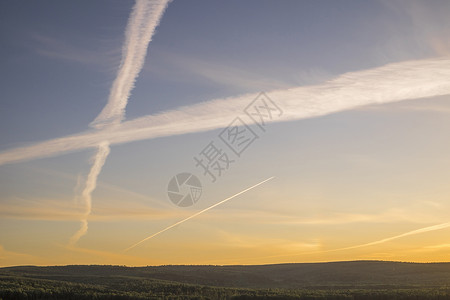 日落天空的山坡景色脊穿过蒸汽通道图片
