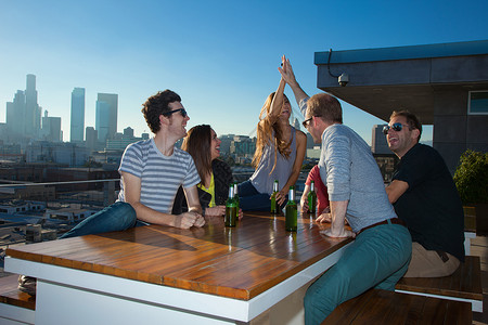 六位成年朋友在美国洛杉矶天线屋顶酒吧喝啤图片