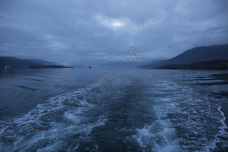 来自苏格兰Skye岛拖网渔船的波浪图片