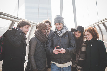 6名年轻朋友在天桥上查看手机讯息图片