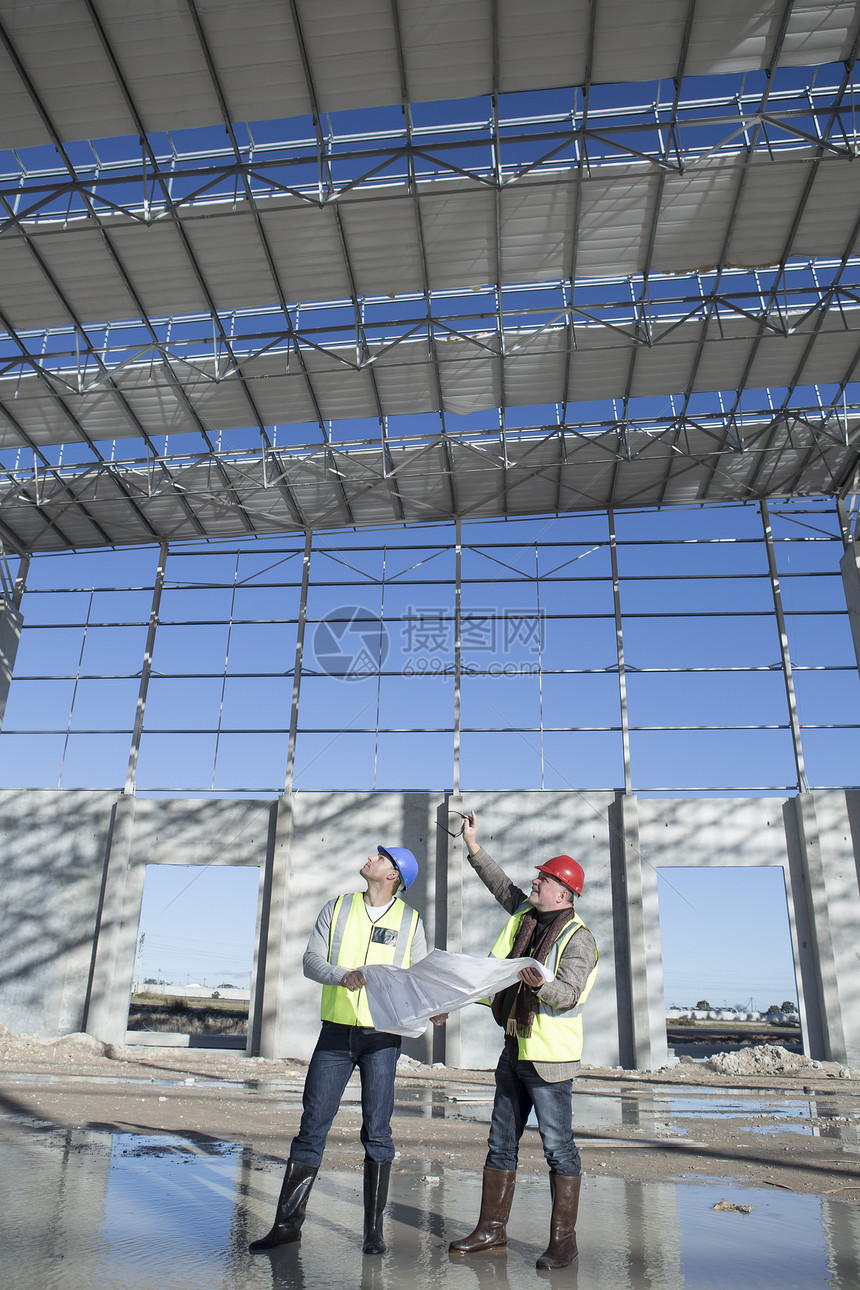 考察建筑框架的测量员和建筑师图片