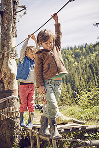 两个儿童走过单绳桥图片