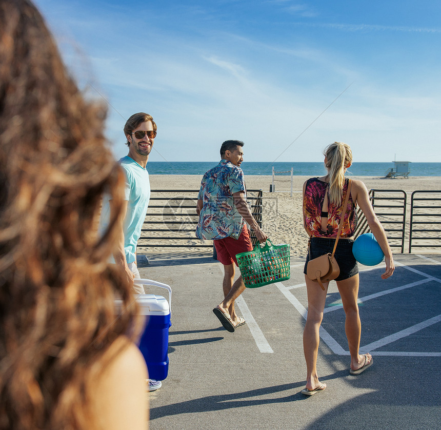 一群朋友走向海滩图片