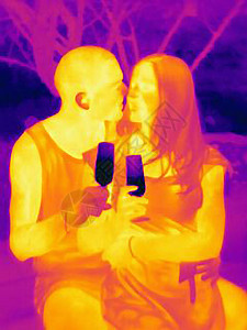 情侣喝葡萄酒的热感图像图片