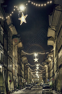 瑞士伯尔尼街上的圣诞星灯夜景图片