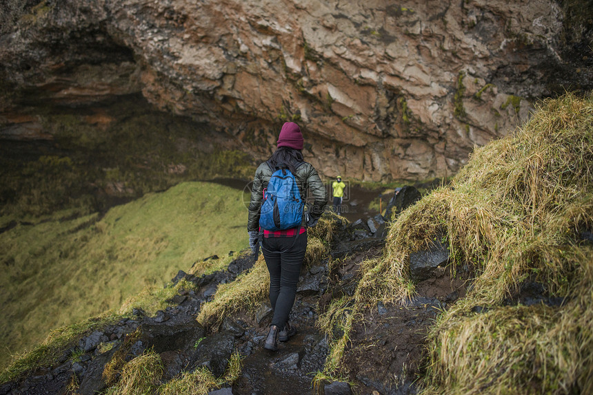 两名游客在冰岛的路上行走图片