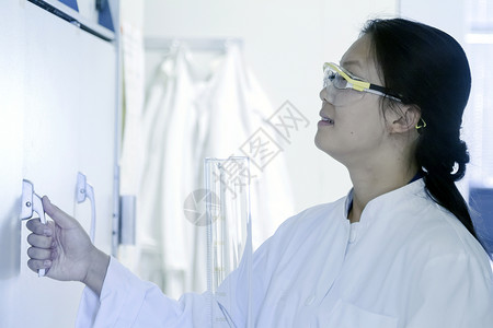 女科学家在实验室打开样品柜背景图片