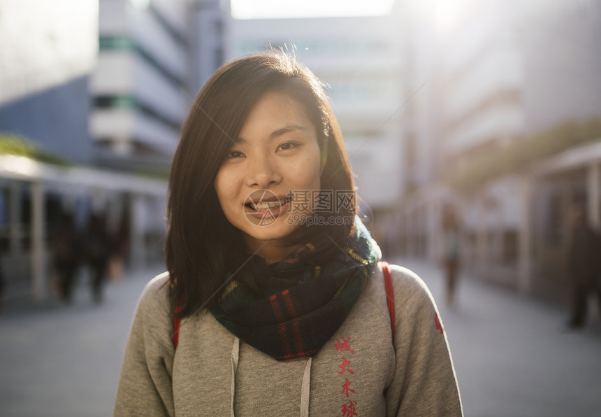 身戴围巾的年轻女子肖像图片