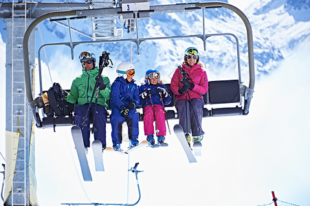 法国查莫尼克斯滑雪电梯家庭图片