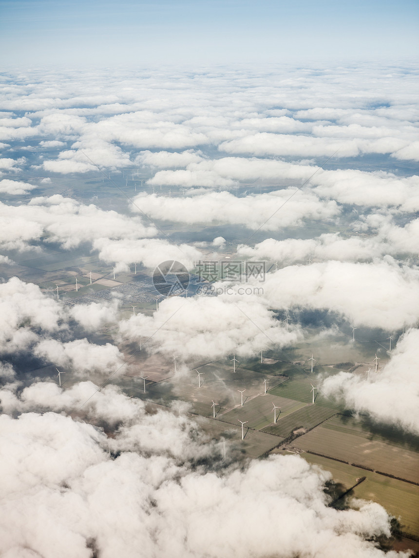 从云层空中俯拍风力发电机图片