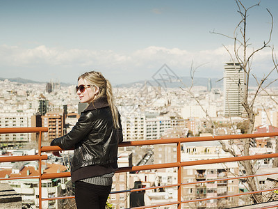 女游客在西班牙巴塞罗那蒙朱奇山看城市风景图片