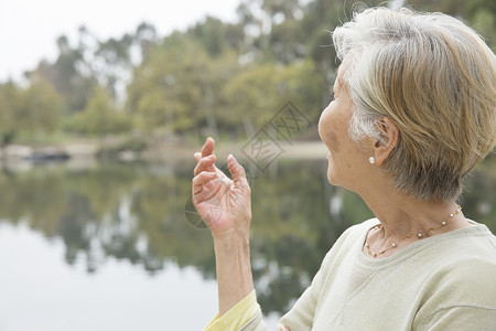 湖边的老年妇女侧脸肖像图片
