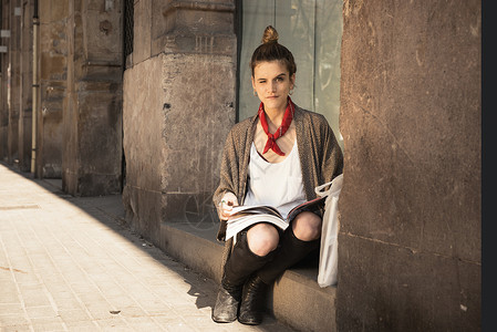 青年妇女一步读杂志巴塞罗那西班牙巴塞罗那图片
