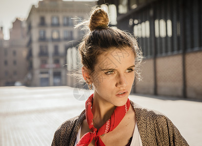 在西班牙巴塞罗那街上露面的年轻妇女图片