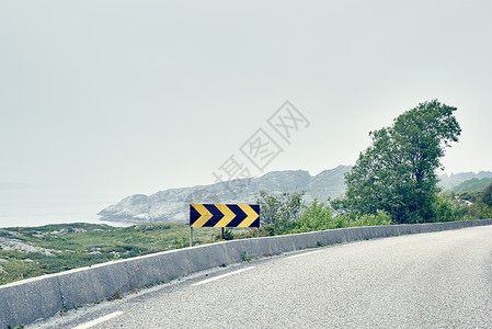 挪威罗加兰县豪格松高架道路上的方向路标高清图片