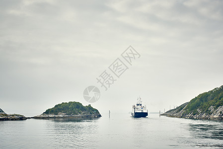 挪威罗加兰县之间水上船只图片