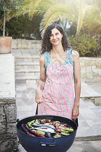 在院子上做烧烤食物的成子肖像图片
