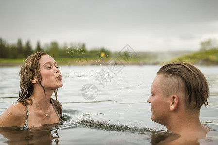 夫妻两人在温泉里享受时光图片