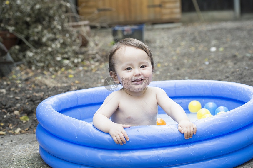 婴儿坐在小型游泳池里图片