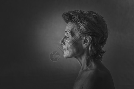裸露黑白外国老年女性闭眼肖像图片