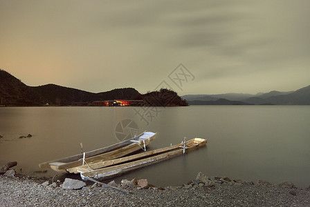 云南卢古湖边停泊的两艘渔船图片