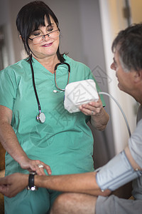 测量病人脉搏的女护士图片