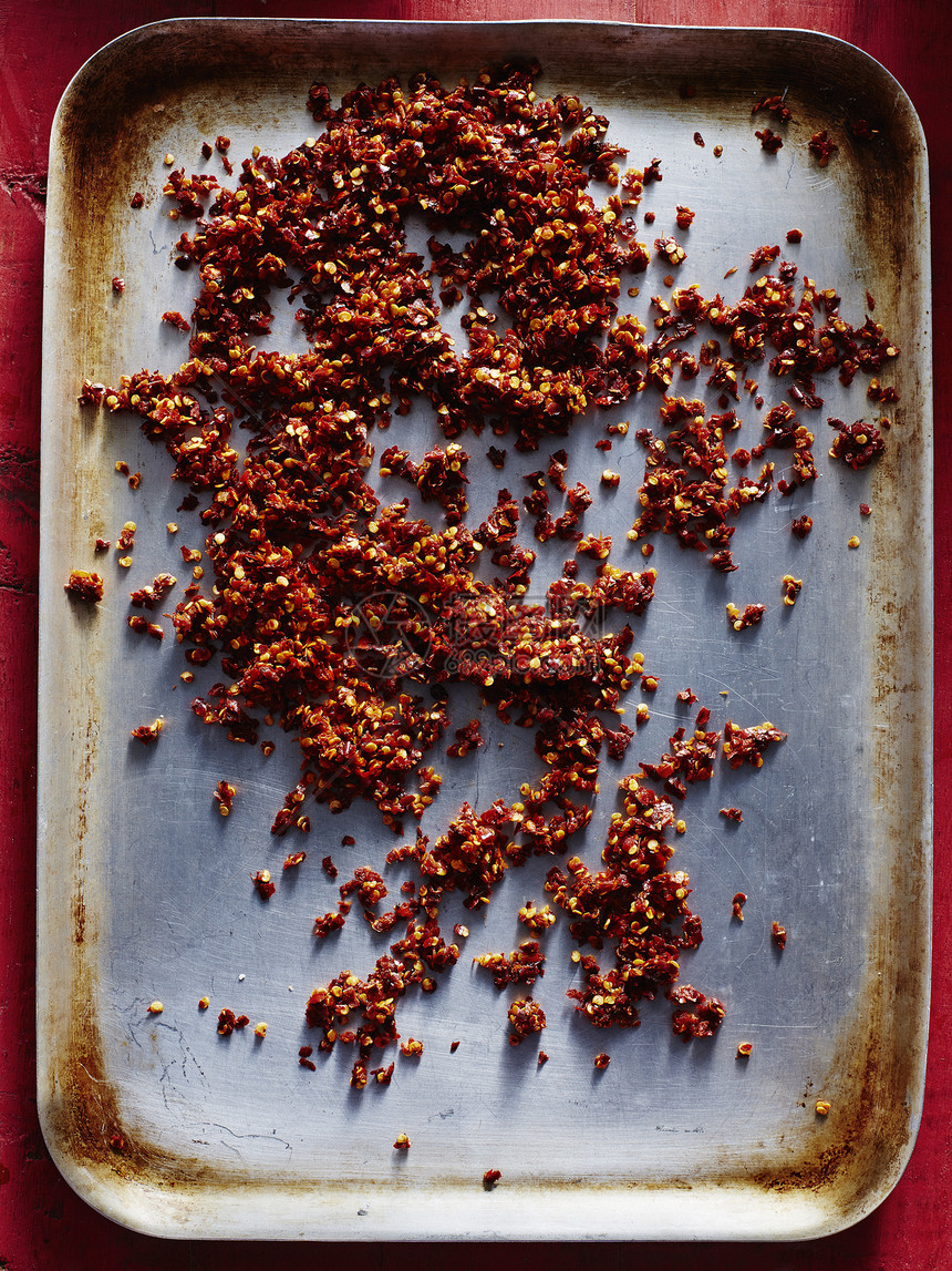 烤盘上的红辣椒图片