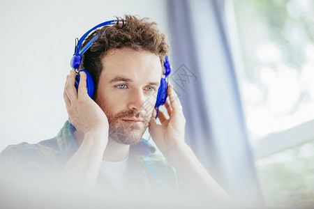 成人中年男子戴着耳机图片