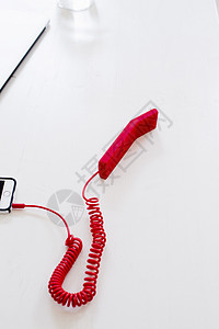 连接智能手机的红收听器高角度视图图片