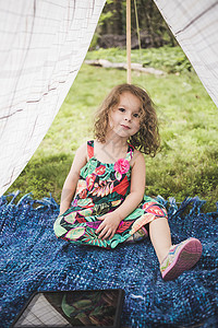 花园帐篷中的女孩图片