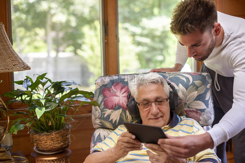老人和孙子看数字平板电脑图片