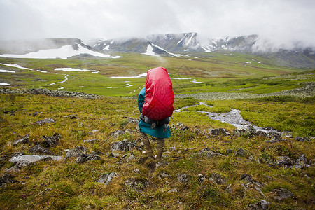 在俄罗斯乌拉尔山脉岩石谷中登山徒步远足的年轻男性图片