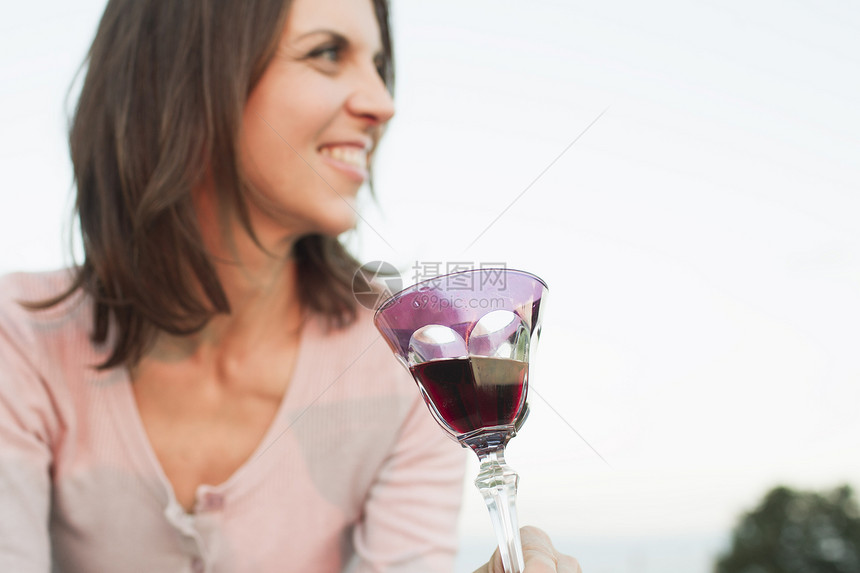 在公园喝红酒的成人女人图片