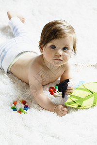 婴儿在地毯上爬行图片