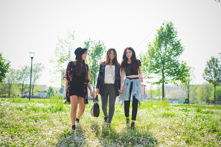 三名年轻女朋友在公园散步图片