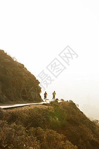 两个男朋友沿着山路奔跑图片
