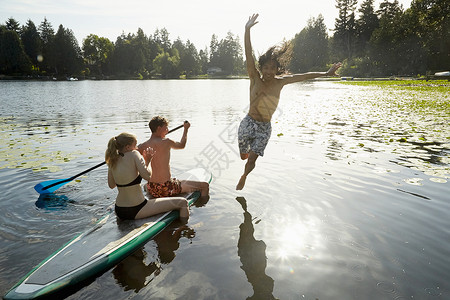 划船男人跳进湖里美国华盛顿州西雅图图片