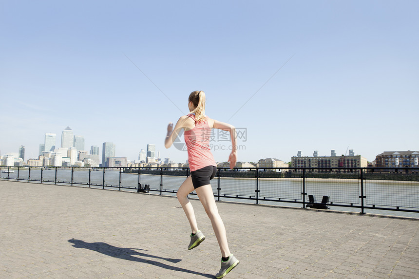 伦敦的海滨赛跑者图片