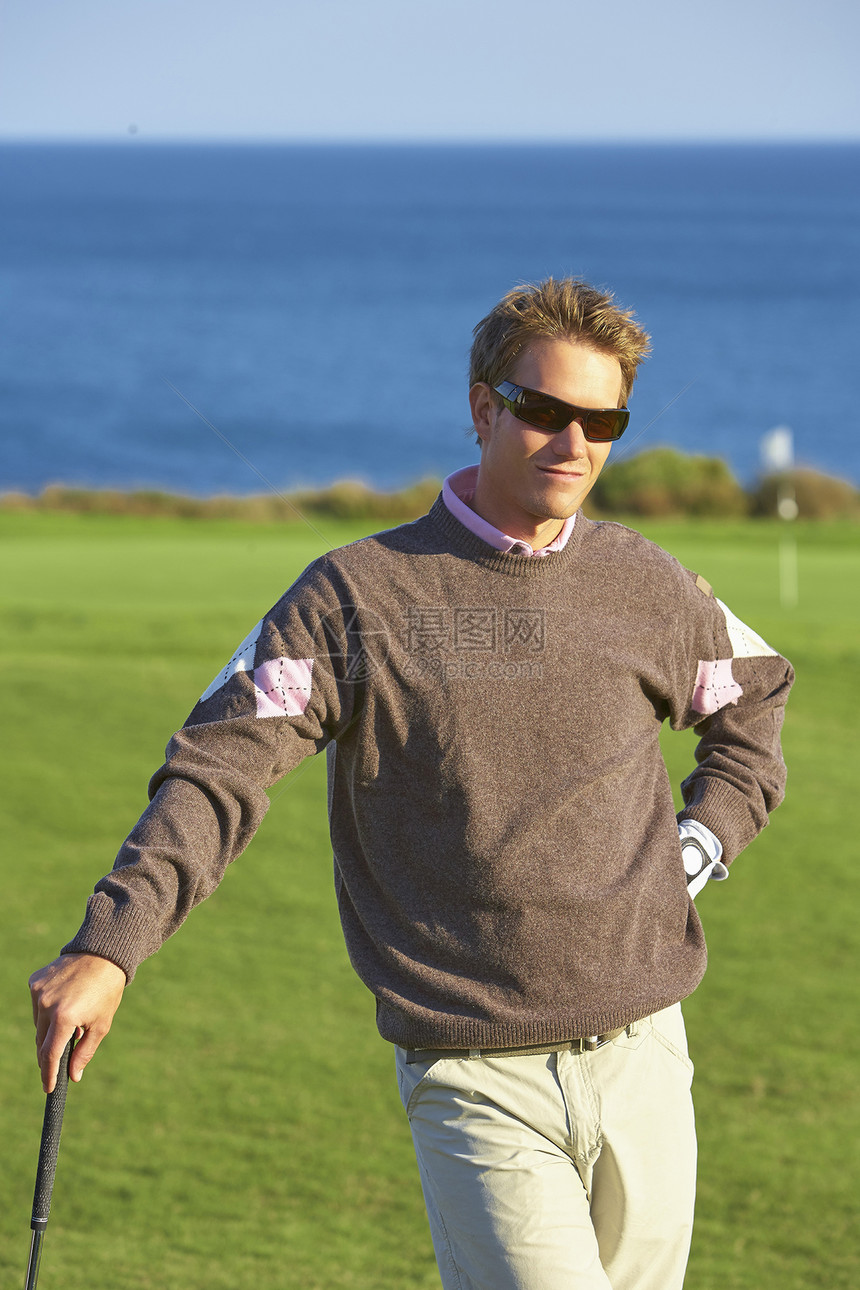 戴着太阳眼镜的高尔夫球手图片