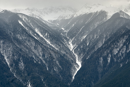 云南香格里拉县山川峰谷和雪高角高清图片