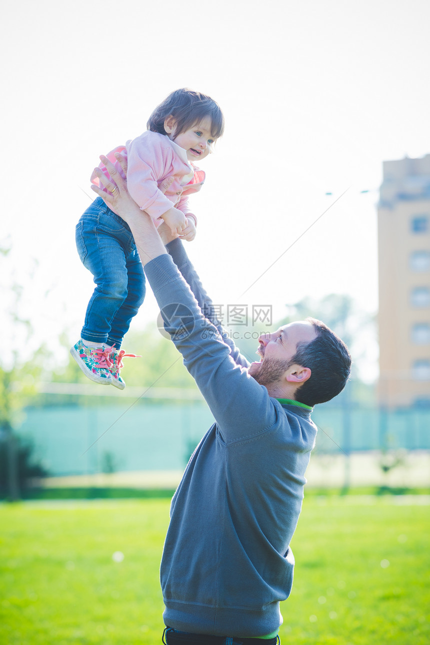 成年中男子在公园里举起幼儿女图片